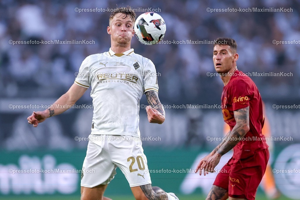 BMG02082501027 | 02.08.2025, Fußball, Borussia Mönchengladbach - FC Valencia, 125 Jahrfeier Jubiläumsspiel, Borussia-Park, Saison 2025 2026: Luca Netz (Borussia Mönchengladbach #20) im Zweikampf gegen  Dani Raba (FC Valencia #19)  DFB regulations prohibit any use of photographs as image sequences and or quasi-video.