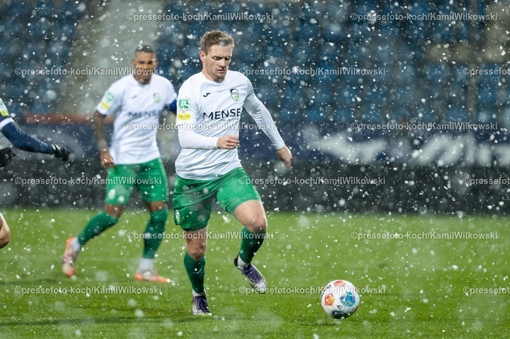 xKWIx23112501039 | 23.11.2025, xkwix, Fußball, Regionalliga West, VfL Bochum 1848 U21 - FC Gütersloh, Vonovia Ruhrstadion: Jan-Lukas Liehr (FC Gütersloh #7) im Schnee