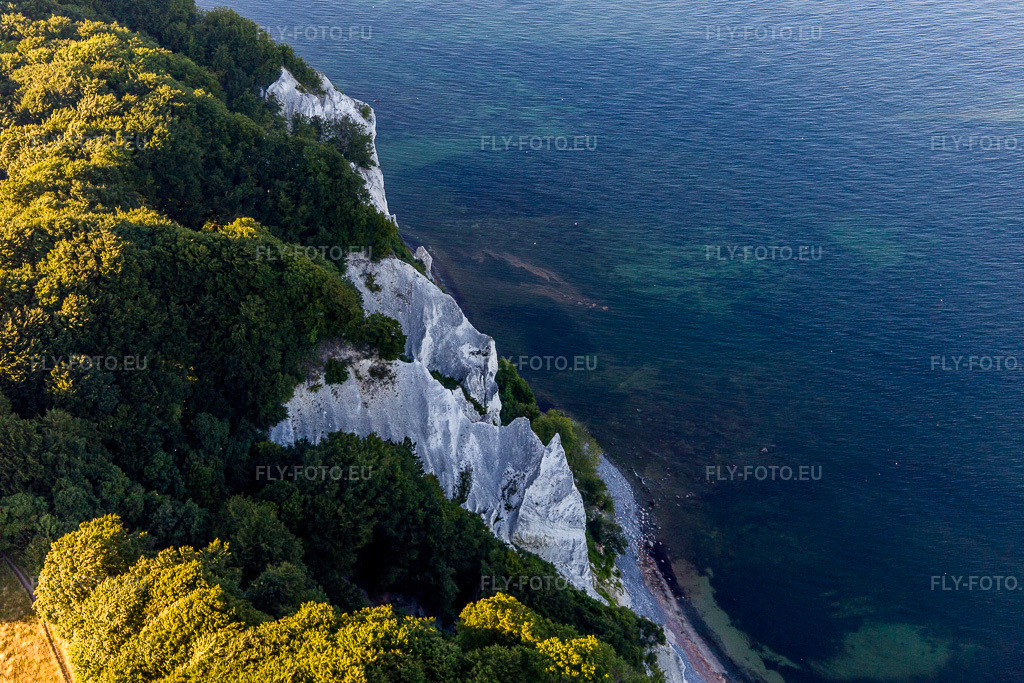 Vue aérienne: Falaises de craie sur la côte rocheuse de Møns Klint, sur l'île de Møn, en mer Baltique. à Borre dans le département Sjaelland, Danemark. Photo: IMG_108589.jpg prise le 04/07/2018 par Werner Riehm/FLY-FOTO.euRésolution de l'original: 5472 x 3648 px
