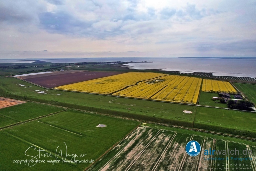 Luftbilder Galmsbuellkoog - Nordfriesland | Luftbilder Galmsbuellkoog - Hochwasserschutz: Die Konstruktion von Deichen und Schutzmaßnahmen gegen Hochwasser war ein wichtiger Aspekt, um die Einwohner und die Landwirtschaft vor Naturkatastrophen zu schützen.