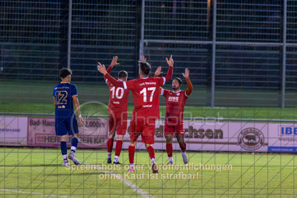 20251002_195357_0093 | #,1.FC Donzdorf (rot) vs. FV Faurndau (blau), Fußball, Bezirkspokal - Bezirk Neckar/Fils, 04. Runde, Saison 2025/2026, Rasenplatz Lautertal Stadion, Süßener Straße 16, 73072 Donzdorf, 02.10.2025 - 19:30 Uhr,Foto: PhotoPeet-Sportfotografie/Peter Harich