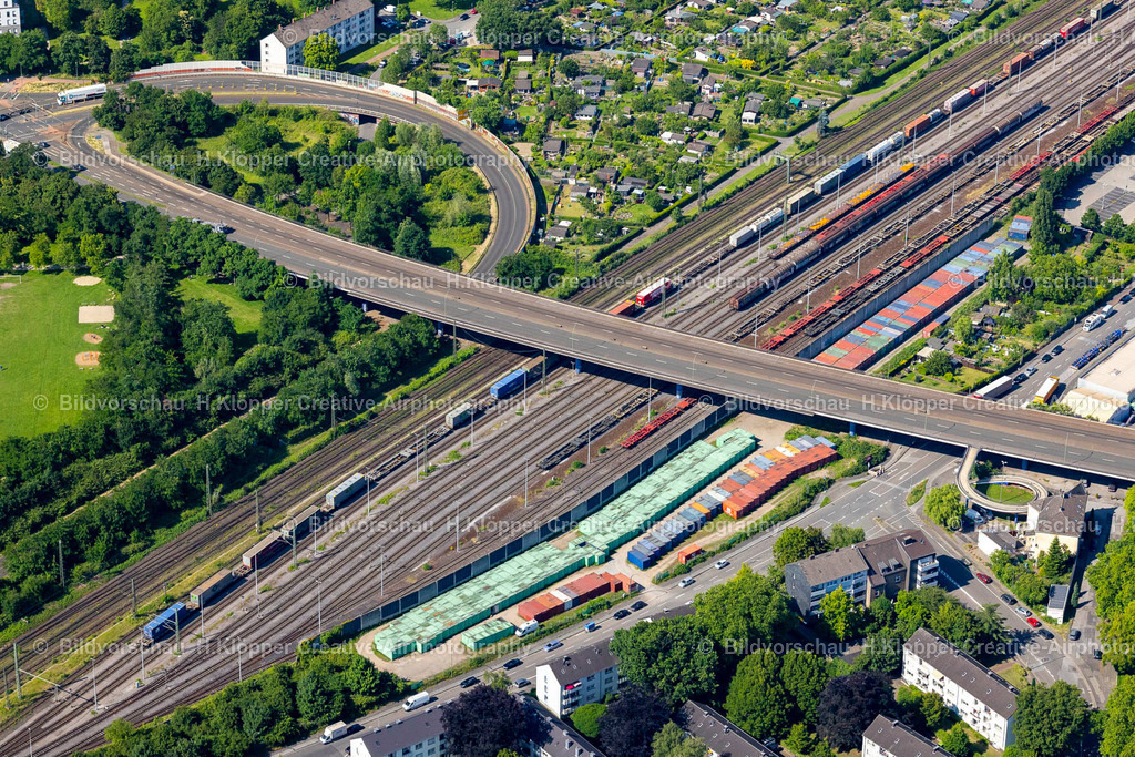 Luftbild Duisburg-4402 | Luftbildfotografie und Luftbilder Straßen- Brückenbauwerk entlang der Friedrich-Ebert-Straße über den Schienenverlauf der hiesigen Eisenbahnstrecke im Ortsteil Friemersheim in Duisburg im Bundesland Nordrhein-Westfalen, Deutschland. - Realisiert mit Pictrs.com