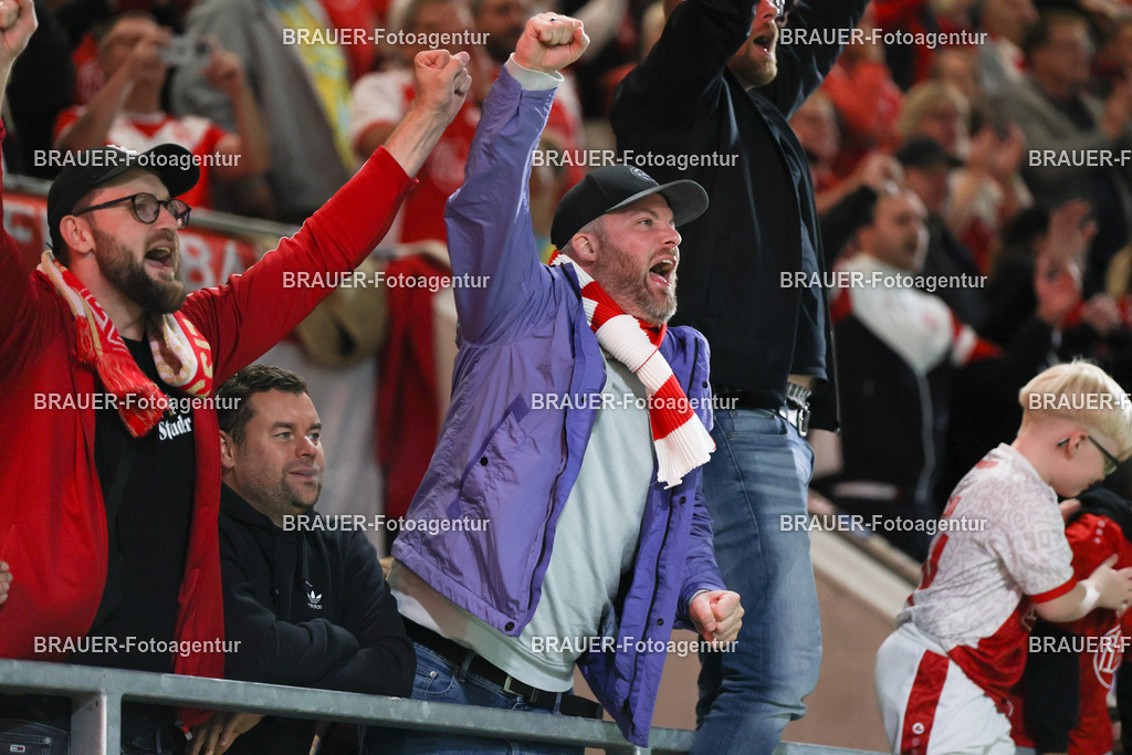SV Wehen Wiesbaden - Rot-Weiss Essen | Wiesbaden, Deutschland, 22.08.2025Fans (Rot-Weiss Essen) feiern den Sieg nach dem Spielwährend des drittliga Spiels zwischen SV Wehen Wiesbaden und Rot-Weiss Essen am 22.08.2025 in der BRITA-Arena in Wiesbaden. (Foto von Timo Bluhmki-Schmidt/Brauer Fotoagentur