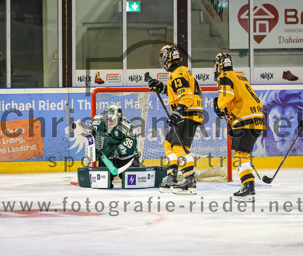 2025-08-22_028_TSV_Erding_gegen_EV_Fuessen | Erding, Deutschland, 22.08.2025:Eishockey, Oberliga Süd 2025 / 2026, Testspiel, TSV Erding gegen EV Füssen, Endergebnis: 1:4Torwart Leon Meder (Erding Gladiators, #39), Xaver Tippmann (EV Füssen, #43), Ondrej Zelenka (EV Füssen, #6)Foto: Christian Riedel / fotografie-riedel.net