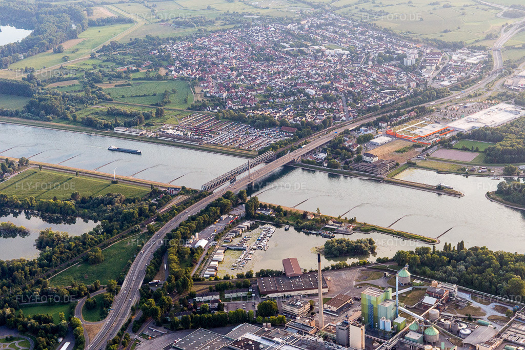 Luftbild: Fluß - Brückenbauwerke über den Rhein bei Maxau im Ortsteil Knielingen in Karlsruhe im Bundesland Baden-Württemberg in Deutschland. Foto: IMG_109134.jpg vom 19.07.2018 durch Werner Riehm/FLY-FOTO.de