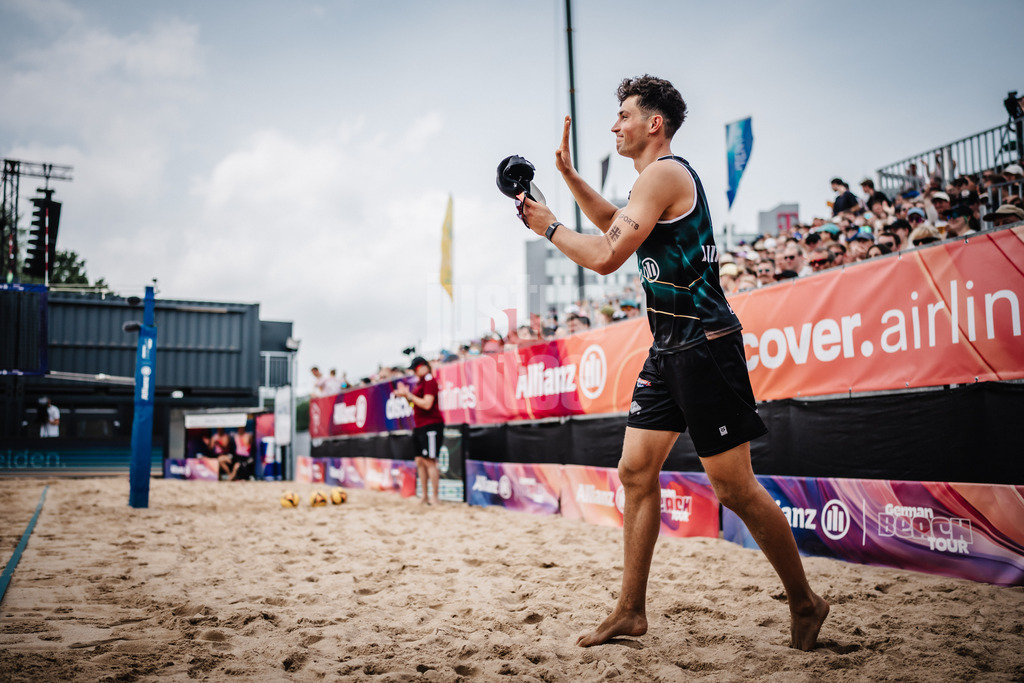 Beachvolleyball | Männer | Allianz German Beach Tour 2025 | Tourstop Hamburg | 01.06.2025 | Sven Winter läuft in die Arena ein