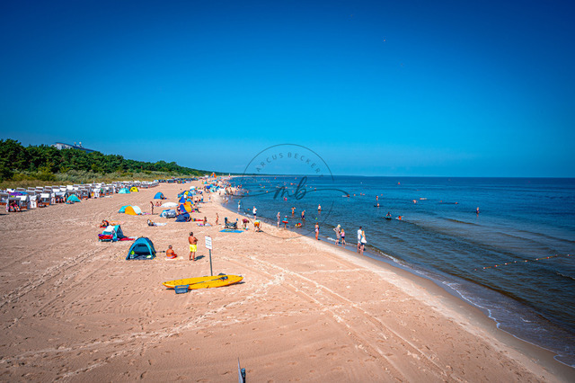 2026-08-05_11-34-43_520 | Menschen genießen den sonnigen Tag am Strand mit ruhigem Meer und blauem Himmel, Zinnowitz, Usedom, Mecklenburg-Vorpommern, Deutschland - Realisiert mit Pictrs.com