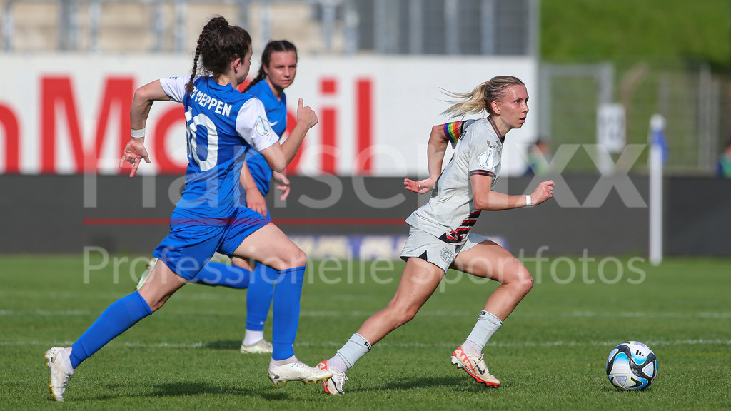 Fussball, DFB-Pokal Frauen, SV Meppen - Bayer 04 Leverkusen | v.li.: Elisa Senß (Senss, Bayer 04 Leverkusen, 6) am Ball, Einzelbild, Ganzkörper, Aktion, Action, Spielszene, DIE DFB-RICHTLINIEN UNTERSAGEN JEGLICHE NUTZUNG VON FOTOS ALS SEQUENZBILDER UND/ODER VIDEOÄHNLICHE FOTOSTRECKEN. DFB REGULATIONS PROHIBIT ANY USE OF PHOTOGRAPHS AS IMAGE SEQUENCES AND/OR QUASI-VIDEO.