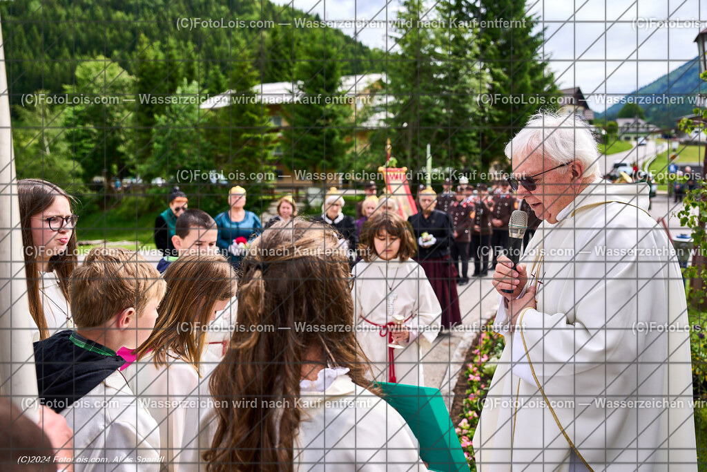 ALP7705_Fronleichnam_Lackenhof_Teichwiesenkapelle | (C)FotoLois.com, Alois Spandl. FRONLEICHNAM in Lackenhof mit Pfarrer Norbert Burmettler, Musikkapelle, Feuerwehr, Goldhaubengruppe und vielen LackenhoferInnen, Do 30. Mai 2024.