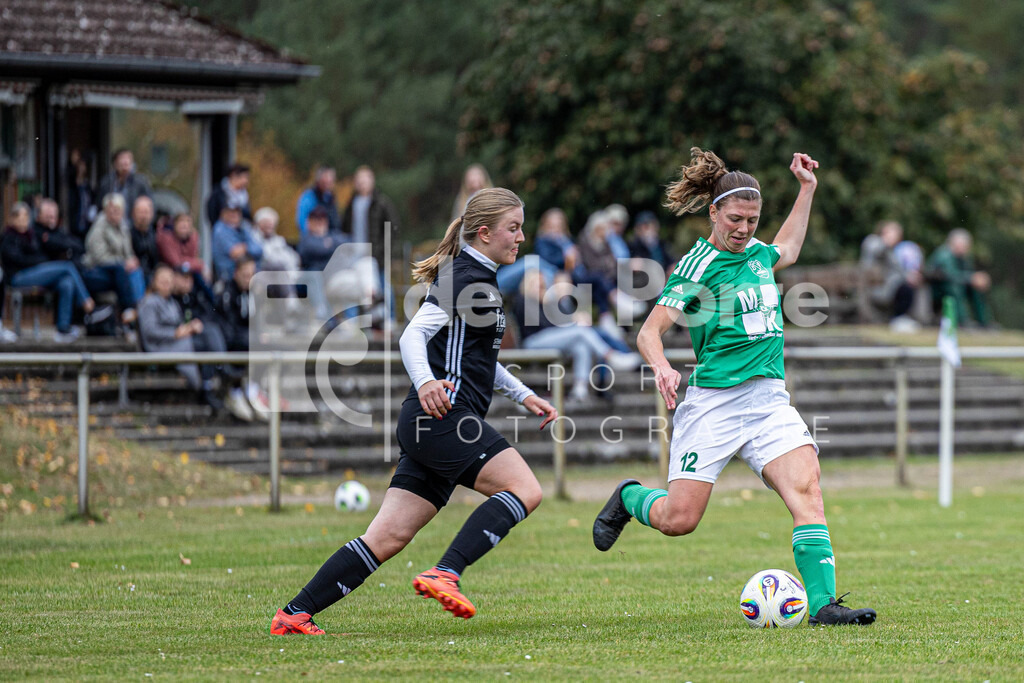 Union Bevensen Frauen - Kneip_ Aylin (links Joelle Främke) vs SG Dannenberg 111025 dlP | immodelaporte-sportfotos - Realisiert mit Pictrs.com