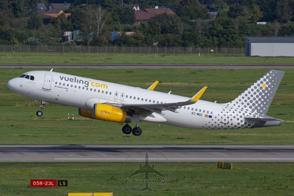 VY1897-A320-EC-MDZ-DUS-BCN-20240822-1-topaz-sharpen | Browse breathtaking aviation photography and order high-quality prints from AviatoRay's gallery. Perfect for enthusiasts and collectors. - Realisiert mit Pictrs.com