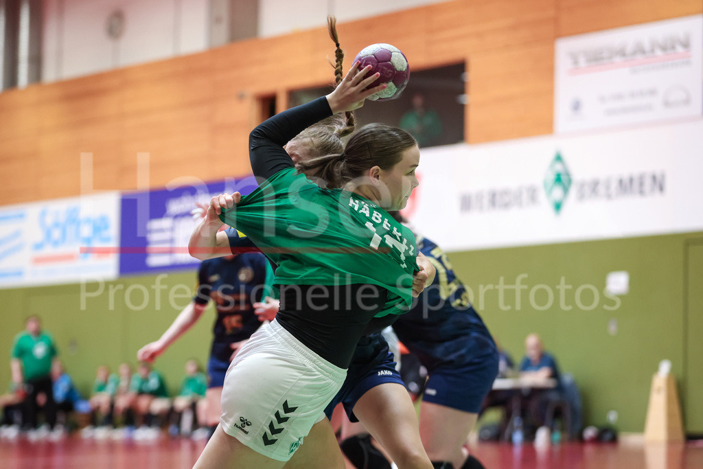 Handball, 2. Bundesliga Frauen, SV Werder Bremen - 1. FSV Mainz 05 | v.li.: Mathilda Häberle (SV Werder Bremen, 19) im Zweikampf, Duell, Spielszene, Aktion, Action