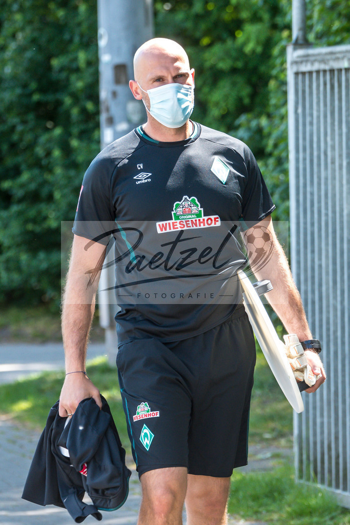 TRASVW20200521_0105 | Fussball, Herren: Torwart-Trainer Christian Vander (SV Werder Bremen) schaut auf dem Weg in die Kabine vom Trainingsplatz am 21.05.2020 in Bremen, Deutschland. - Realisiert mit Pictrs.com