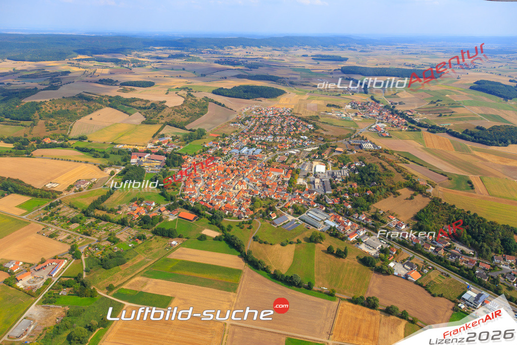 Die Luftaufnahme der Stadt Stadtlauringen wurde vom UL-Flugzeug heraus erstellt ( keine Drohne )- hohe Auflösung für beste Qualität