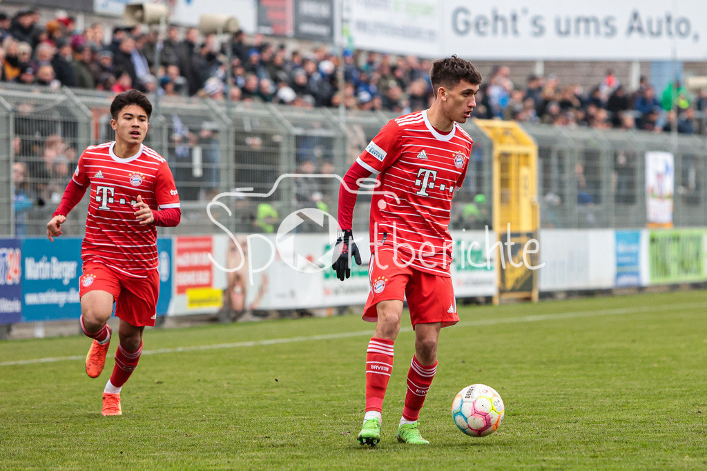 SV Vikoria Aschaffenburg - FC Bayern Amateure | Younes AITAMER (FCB #17) am Ball