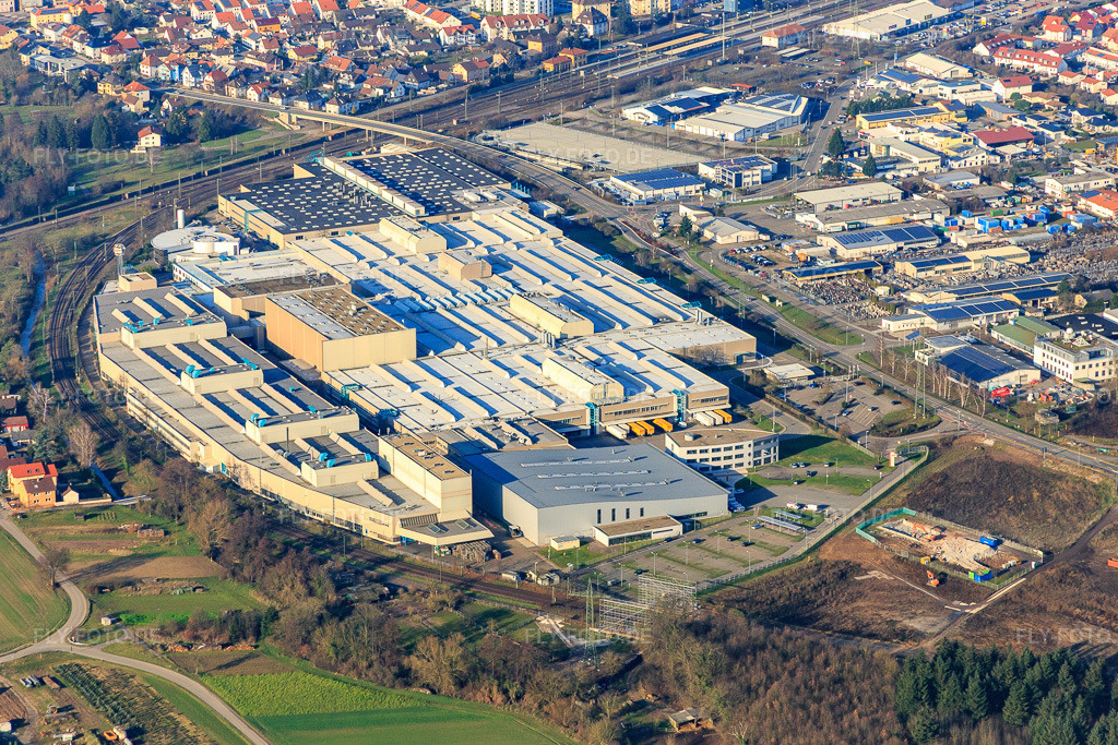 Luftbild: Firmengelände der SEW-EURODRIVE GmbH & Co KG – Fertigungswerk und SCC Mechanik/Mechatronik im Ortsteil Graben in Graben-Neudorf im Bundesland Baden-Württemberg in Deutschland. Foto: IMG_085337.jpg vom 19.12.2015 durch Werner Riehm/FLY-FOTO.deWWW.SEW-EURODRIVE.DE