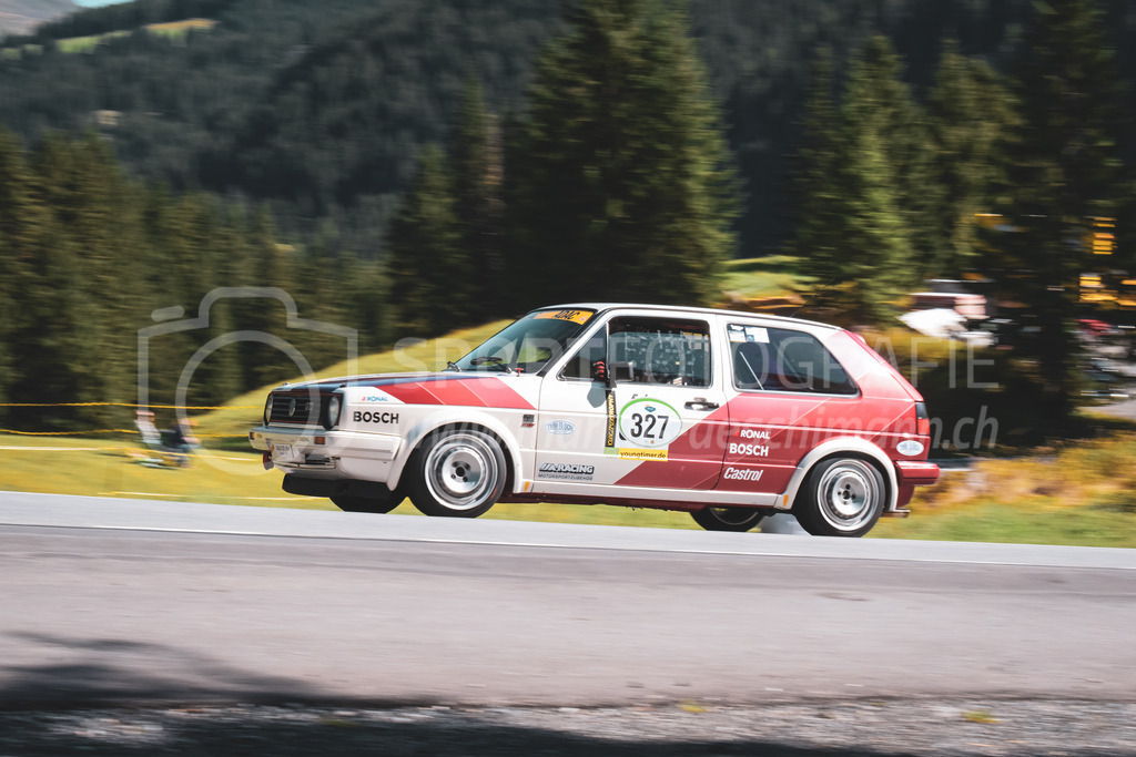 21. Arosa ClassicCar 2025 - 6. =September= 2025 | Fredy Suter aus Goldau (SUI) in einem VW Golf GTI 16 Gruppe A aus dem Jahre 1986 mit Startnummer 327 am Arosa ClassicCar 2025 in der Kategorie Sport Trophy..@arosaclassiccar, @arosa.official, #arosaclassiccar, #arosa, #76curves, #classiccarBild: Sportfotografie Markus Aeschimann | www.markus-aeschimann.ch - Realisiert mit Pictrs.com