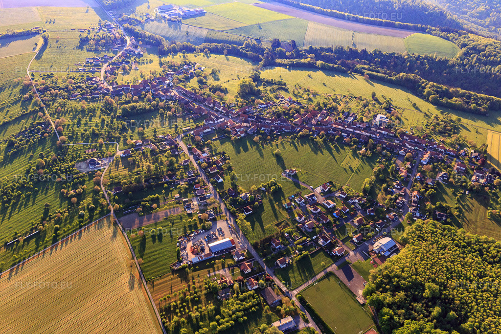 Vue aérienne: Vue d'ensemble du village le matin depuis l'ouest à Weislingen dans le département Bas Rhin, France. Photo: IMG_145916.jpg prise le 01/05/2025 par Werner Riehm/FLY-FOTO.eu – Résolution de l'original: 5472 x 3648 px