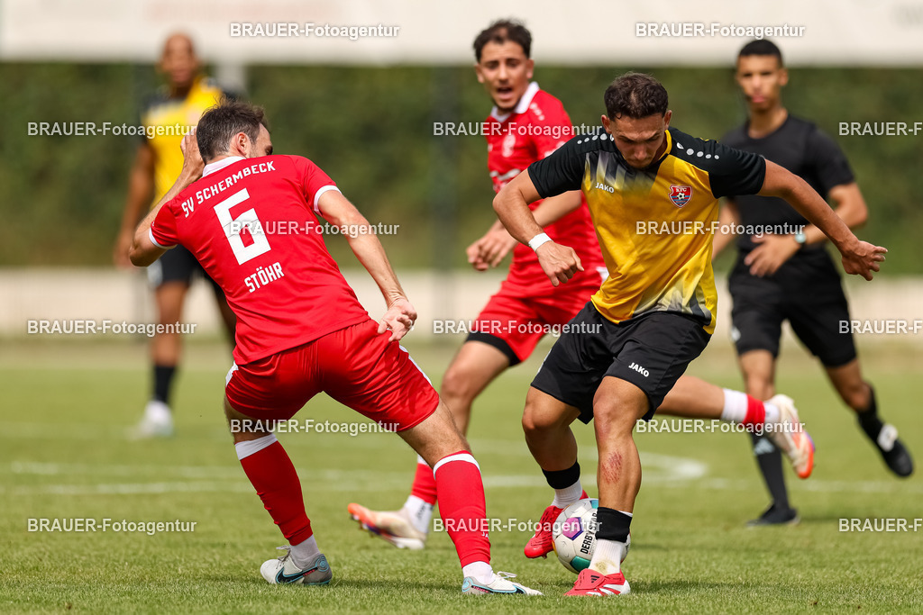 1_SVSKFC_20250726_0356.JPG -  - SV Schermbeck - KFC Uerdingen  - Testspiel | Schermbeck, Deutschland, 26.07.25: Christopher Stöhr (SV Schermbeck) und Nedzhib Hadzha (KFC Uerdingen) im Kampf um den Ball während des Testspiel Spiels zwischen SV Schermbeck - KFC Uerdingen  in der Volksbank Arena am 26. July 2025 in Schermbeck, Deutschland. (Foto von Stefan Brauer/Brauer-Fotoagentur)