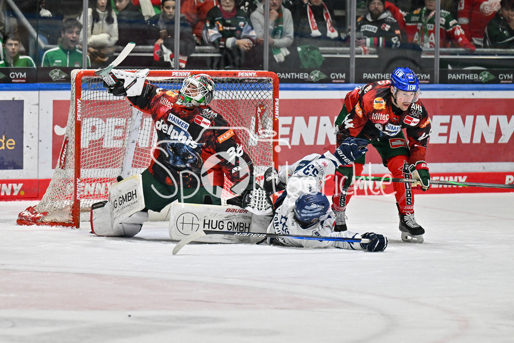 Augsburger Panther - Straubing Tigers | v. l. Strauss MANN (Augsburger Panther #38), Danjo LEONHARDT (Straubing Tigers #53) und Nolan ZAJAC (Augsburger Panther #44) / Duell / DEL: Augsburger Panther - Straubing Tigers, Curt Frenzel Stadion am 29.11.2024