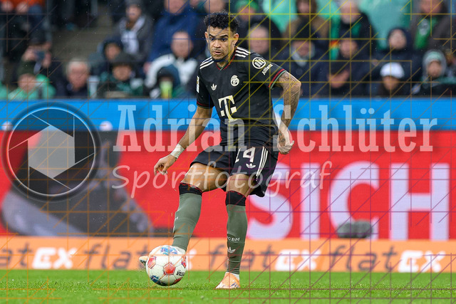 Borussia Mönchengladbach vs FC Bayern München - Bundesliga  | Mönchengladbach, Deutschland, 25.10.25:   Luis Diaz (FC Bayern München) in Aktion am Ball, Einzelaktion waehrend des Spiels der Bundesliga zwischen Borussia Mönchengladbach vs FC Bayern München im Stadion im Borussia Park(Foto von Brauer-Fotoagentur / Adrian Schlueter)