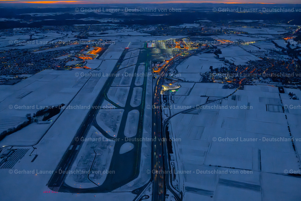4045182 | STUTTGART 14.02.2021 Winterlich schneebedeckte Start- und Landebahnen mit Rollwegen Hangaranlagen und Terminals auf dem Gelände des Flughafen in Stuttgart im Bundesland Baden-Württemberg, Deutschland. Weiterführende Informationen bei: Flughafen Stuttgart GmbH. // Wintry snowy runway with hangar taxiways and terminals on the grounds of the airport in Stuttgart in the state Baden-Wuerttemberg, Germany. Further information at: Flughafen Stuttgart GmbH. Foto: Gerhard Launer