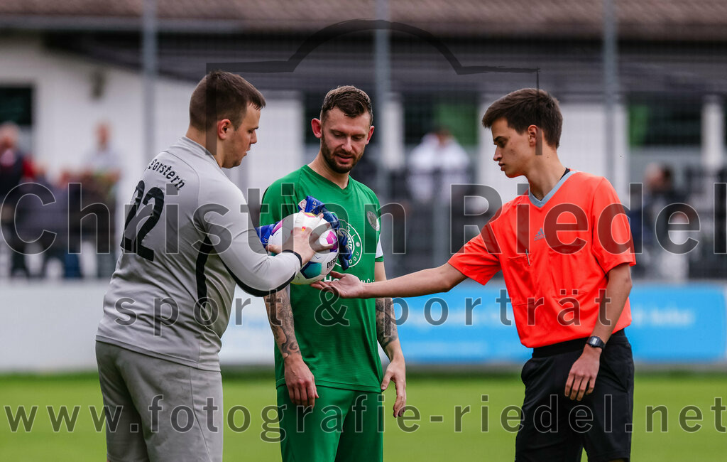 2023-08-04_004_FC_Forstern_gegen_FC_Langengeisling_II | Forstern, Deutschland, 04.08.2023:
Fußball, Kreisklasse 2023 / 2024, 1. Spieltag, FC Forstern gegen FC Langengeisling II, Endergebnis: 2:1

Torwart Kilian Schaufler (FC Forstern, #22), Andreas Ullmann (FC Forstern, #11), Schiedsrichter Paul Görner

Foto: Christian Riedel / fotografie-riedel.net