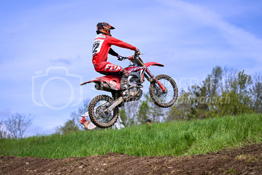 Motocross Schlatt bei Winterthur - 29. April 2023 | #12 Papillon Diego aus Opfikon (CH) auf HONDA in der Kategorie Hobby Open am Motocross Schlatt bei Winterthur, 29. April 2023.
Instagram: @mx_schlatt | @mc_wila | @sam_schweiz
Bild: Sportfotografie Markus Aeschimann | www.markus-aeschimann.ch - Realisiert mit Pictrs.com