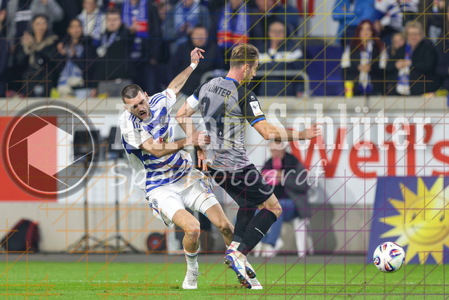 MSV Duisburg vs SV Waldhof Mannheim - 3. Liga | Duisburg, Deutschland, 07.11.25:   Rasim Bulic (MSV Duisburg) und Emmanuel Okuchukwu Iwe (SV Waldhof Mannheim) im Kampf um den Ball waehrend des Spiels der 3. Liga MSV Duisburg vs SV Waldhof Mannheim in der schauinsland-reisen-arena(Foto von Brauer-Fotoagentur / Adrian Schlueter)