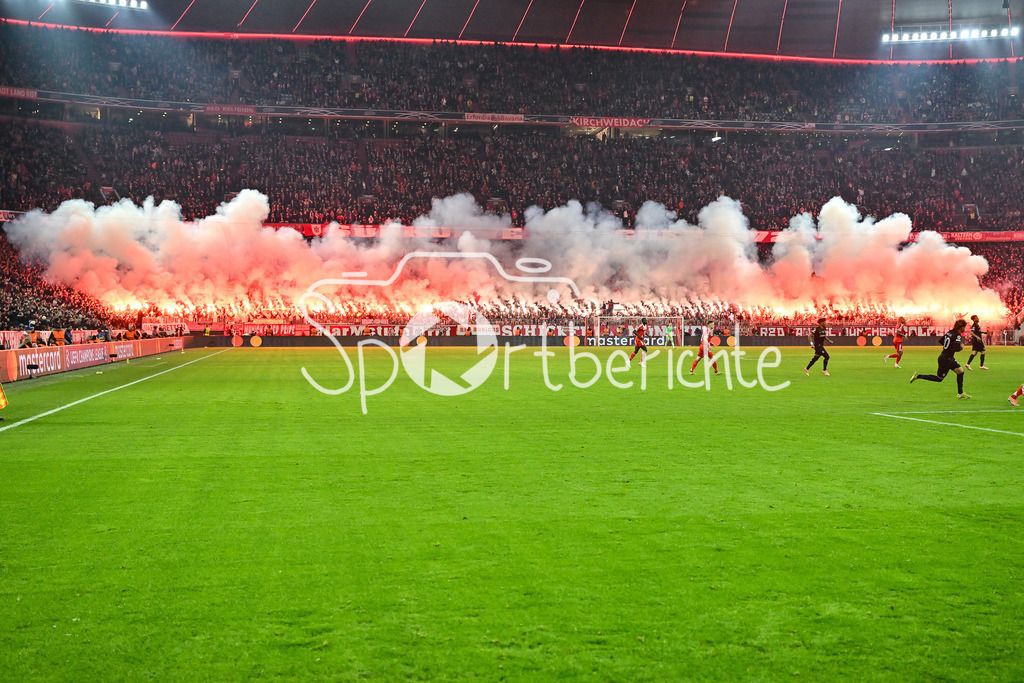 FC Bayern München - Sporting Lissabon | MUNICH, GERMANY - 09. DECEMBER: die Fans der Bayern zünden zu Beginn der zweiten Hälfte Pyrotechnik / Pyro / Ultras während dem Match zwischen dem FC Bayern München und Sporting Lissabon am 6. Spieltag der UEFA Champions League Ligaphase in der Allianz Arena