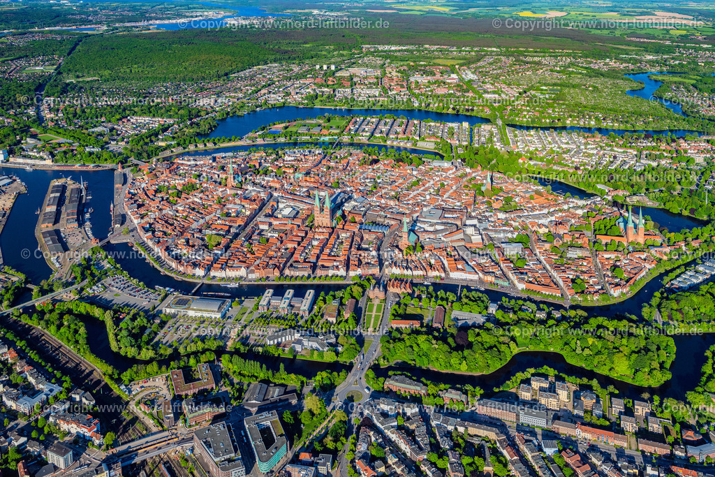 Lübeck_Altstadt_ELS_1433120524a | LüBECK 01.05.2024 Altstadtbereich und Innenstadtzentrum im Ortsteil Altstadt in Lübeck im Bundesland Schleswig-Holstein, Deutschland. Weiterführende Informationen bei: Hansestadt LÜBECK. // Old Town area and city center in the district Altstadt in Luebeck in the state Schleswig-Holstein, Germany. Further information at: Hansestadt LUeBECK. Foto: Martin Elsen