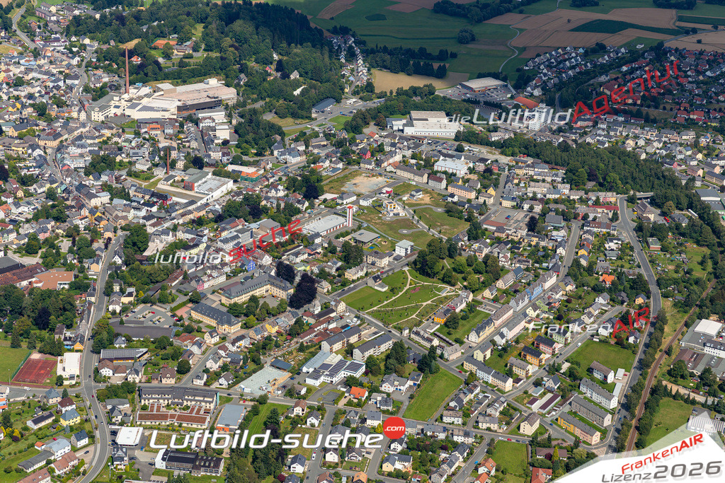 Das Luftbild der Stadt Helmbrechts wurde 2021 vom Flugzeug heraus erstellt (keine Drohne) Aufnahmehöhe ca.450 Meter- hohe Bildauflösung und Druck-Qualität garantiert!
