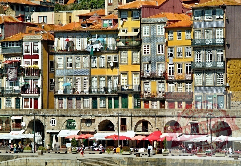Colorful Ribeira district buildings and cafes along Douro River | Colorful tiled and painted buildings line the Cais da Ribeira waterfront with people dining below - Realisiert mit Pictrs.com