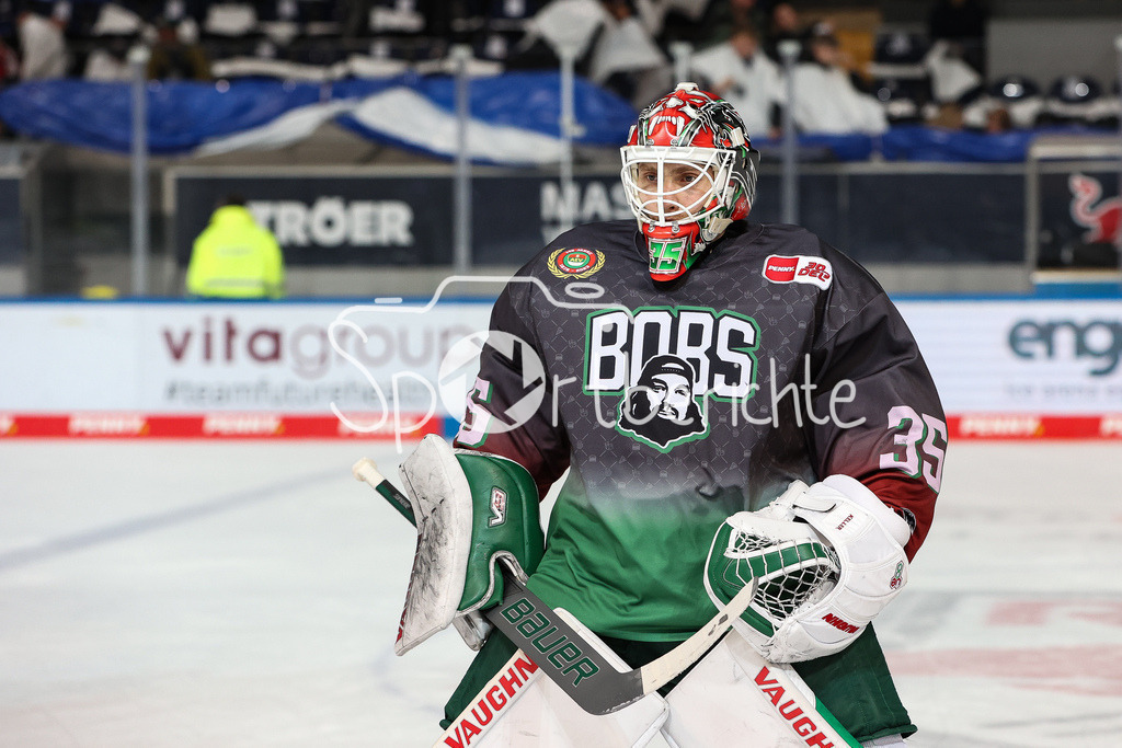 EHC München - Augsburger Panther | beim warmmachen Markus KELLER (AEV #35) / Freisteller / Einzelfoto