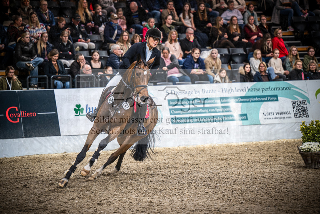 DOS_2203 | Entdecke hochwertige Reitturnierfotos von Foto Oger. Professionell, emotional und authentisch – jetzt Lieblingsmomente im Shop bestellen.Deutschlandweite Turnierfotografie. - Realisiert mit Pictrs.com
