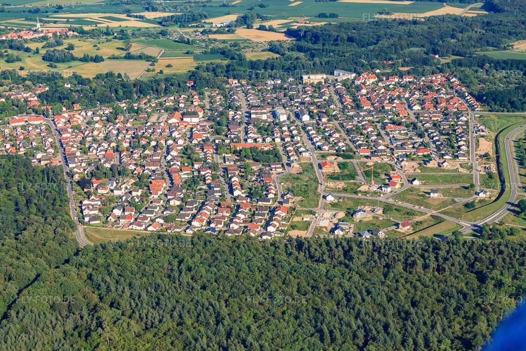 Luftbild: Neubaugebiet Vogelring von Norden in Jockgrim im Bundesland Rheinland-Pfalz in Deutschland. Foto: IMG_42579.jpg vom 27.06.2011 durch Werner Riehm/FLY-FOTO.de