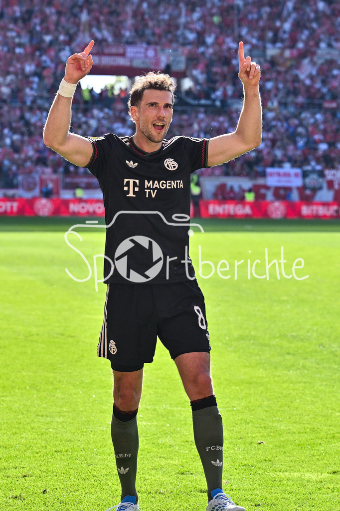 1. FSV Mainz 05 - FC Bayern München | MAINZ, GERMANY - 25. APRIL: die Spieler der Bayern feiern zusammen mit den Fans den Sieg in Mainz nach dem Bundesligamatch zwischen dem 1. FSV Mainz 05 und dem FC Bayern München am 31. Spieltag in der MEWA Arena / DFL REGULATIONS PROHIBIT ANY USE OF PHOTOGRAPHS AS IMAGE SEQUENCES AND/OR QUASI-VIDEO / Leon GORETZKA (FC Bayern Munich 8)