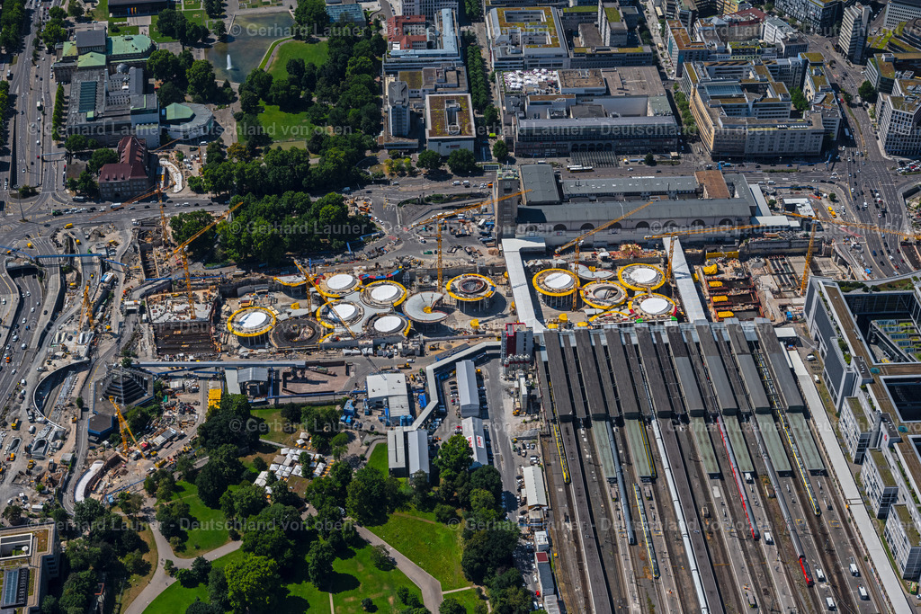 4034666 | STUTTGART 22.07.2020 Hauptbahnhof der Deutschen Bahn und Bauarbeiten zum Verkehrs- und Städtebauprojekt Stuttgart 21 in Stuttgart im Bundesland Baden-Württemberg. Weiterführende Informationen bei: Deutsche Bahn AG,  Ed. Züblin AG,  HTG Ingenieurbüro für Bauwesen GmbH,  Vössing Ingenieurgesellschaft mbH. // Building of the main station of the railway and construction site for the development project Stuttgart 21 in Stuttgart in the state of Baden-Wurttemberg. Further information at: Deutsche Bahn AG,  Ed. Zueblin AG,  HTG Ingenieurbuero fuer Bauwesen GmbH,  Voessing Ingenieurgesellschaft mbH. Foto: Gerhard Launer