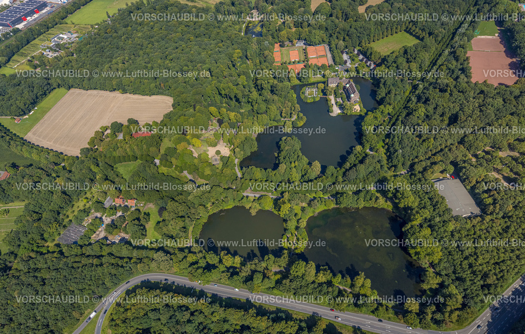 Gladbeck250800351 | Luftbild, Restaurant Wasserschloss Wittringen mit Schlossteich und Schlosspark und Tennisanlage, oben der Wittringer Wald mit See und Ehrenmal Wittringen, Butendorf, Gladbeck, Ruhrgebiet, Nordrhein-Westfalen, Deutschland