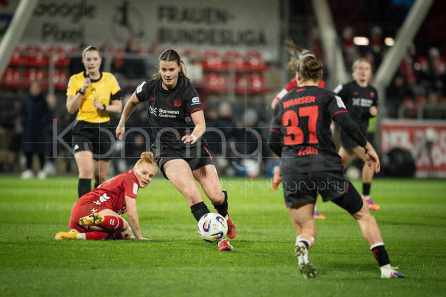 Frauen Fußball-Bundesliga; Bayer 04 Leverkusen - 1. FC Köln, 13.02.2026 | Laura Vogt (1. FC Köln, 8), Katharina Piljic (Bayer 04 Leverkusen, 6), Carlotta Wamser (Bayer 04 Leverkusen, 37), hinten Referee Selina Menzel (Stutensee); Bayer 04 Leverkusen - 1. FC Köln an Spieltag 18 der Google Pixel Frauen-Bundesliga am 13.02.2026 im Ulrich-Haberland-Stadion in Leverkusen (Nordrhein-Westfalen). DFL REGULATIONS PROHIBIT ANY USE OF PHOTOGRAPHS AS IMAGE SEQUENCES AND/OR QUASI-VIDEO.