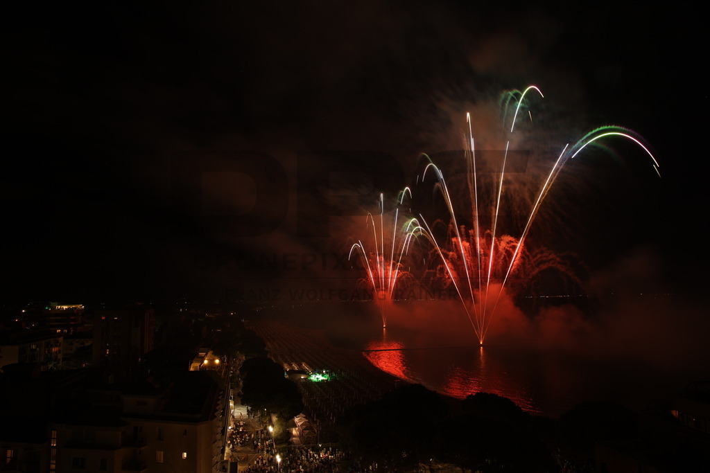 Ferragosto Fireworks in Grado, Italy | GRADO, ITALY, 15.AUG.26 - FIREWORKS - Ferragosto fireworks over the Adriatic Sea in Grado, Italy. Colorful fireworks light up the night sky above the beach, coastline and waterfront during the traditional summer celebration. - Realisiert mit Pictrs.com