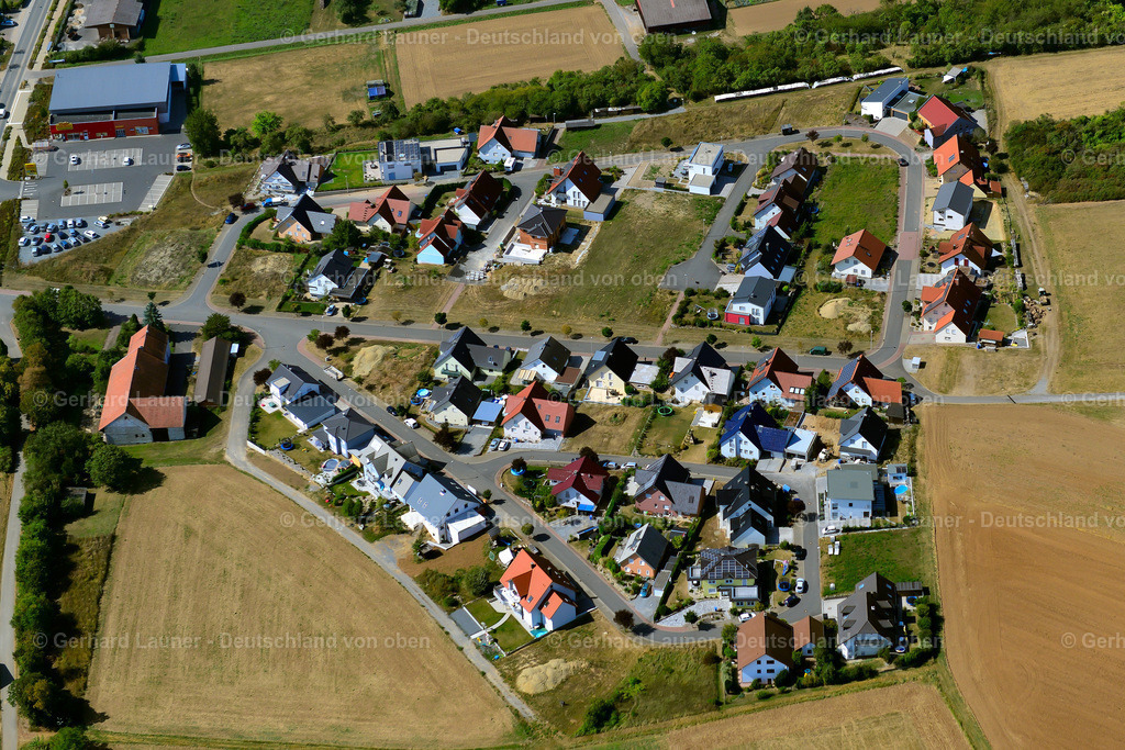 3650605 | Helmstadt 13.09.2016 Wohngebiet einer Einfamilienhaus- Siedlung am Rande von landwirtschaftlichen Feldern in Helmstadt im Bundesland Bayern, Deutschland // Single-family residential area of settlement on the edge of agricultural fields in Helmstadtin the state Bavaria, Germany Foto: Gerhard Launer