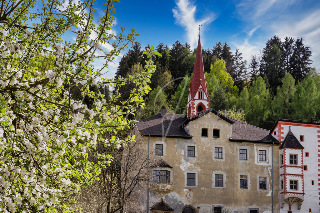 Risschlössl | Das Risschlössl in Flaurling zur Frühlingszeit