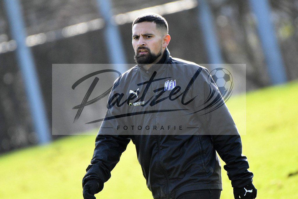 20200215_TRAOSN_0079 | Fussball, Herren: Marcos Alvarez (VfL Osnabrueck) schaut waehrend der Trainingseinheit des VfL Osnabrueck im Sportpark Illoshoehe am 15.02.2020 in Osnabrueck, Deutschland. - Realisiert mit Pictrs.com
