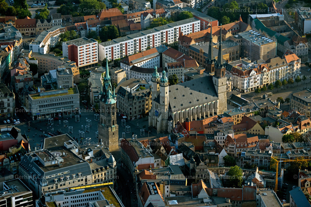 4062538 | HALLE (SAALE) 08.09.2021 Zentrum von Halle an der Saale mit Blick auf den " Roten Turm " und die Marktkirche im Bundesland Sachsen-Anhalt. Die vier Türme der Marktkirche " Unser Lieben Frauen ", auch Marienkirche genannt, bilden zusammen mit dem Roten Turm das Wahrzeichen der Saalestadt. // View of the center of Halle view of the "Red Tower" and the St. Mary's Church in Saxony-Anhalt. Foto: Gerhard Launer