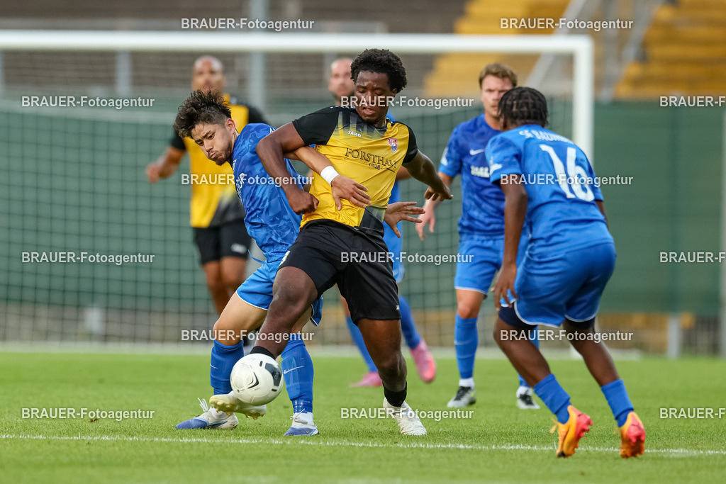 SB_KFCBAU_20250815_4461.JPG -  - KFC Uerdingen - SF Baumberg - Oberliga Niederrhein | Krefeld, Deutschland, 15.08.25: Shoyo Akaogi (SF Baumberg) und Dave Fotso Youmssi (KFC Uerdingen) im Kampf um den Ball während des Oberliga Niederrhein Spiels zwischen KFC Uerdingen - SF Baumberg in der Grotenburg Stadion am 15. August 2025 in Krefeld, Deutschland. (Foto von Stefan Brauer/Brauer-Fotoagentur)