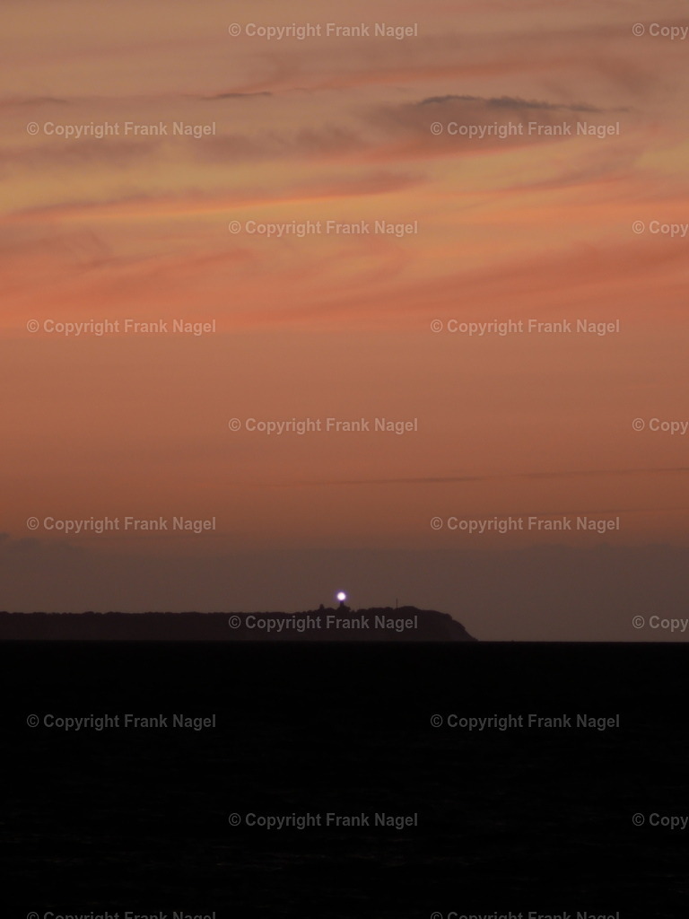 Sonnenuntergang in Lohme | Sonnenuntergänge erfreuen sich großer Beliebtheit seit es die Fotografie gibt. Am Strand einen Sonnenuntergang zu fotografieren ist besonders romantisch. - Realisiert mit Pictrs.com