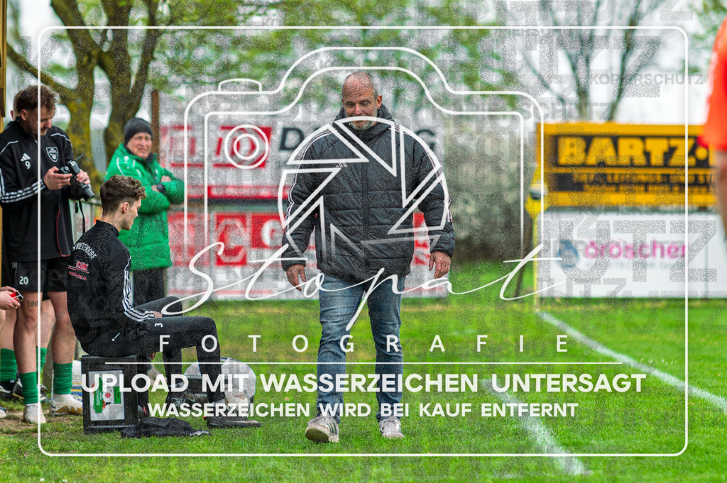 DZC_1238-Verbessert-RR | Mario Pruser (TSV Wietzendorf - Trainer) beim Herren Kreisliga HK Spiel zwischen FG Fulde-Stellichte und TSV Wietzendorf im Fulder Zentralstadion, Fulde (Simon Paul Stopat) - Realisiert mit Pictrs.com