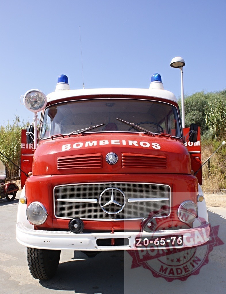 Mercedes-Benz vintage fire truck from Portugal | Red Mercedes-Benz fire truck with blue lights and Bombeiros text under clear sky - Realisiert mit Pictrs.com