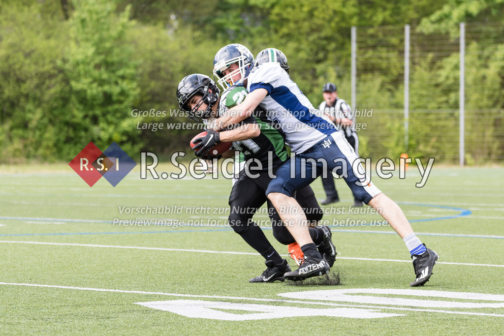 Fußball, Saison 2022, Oberliga Nord, Hamburg Black Swans - Flensburg Sealoards, Swans Field (Hamburg), 07.05.2022, 1. Spieltag | Tahir Bozkurt (#21, Swans), Maximilian Christiansen (#82, Sealords)